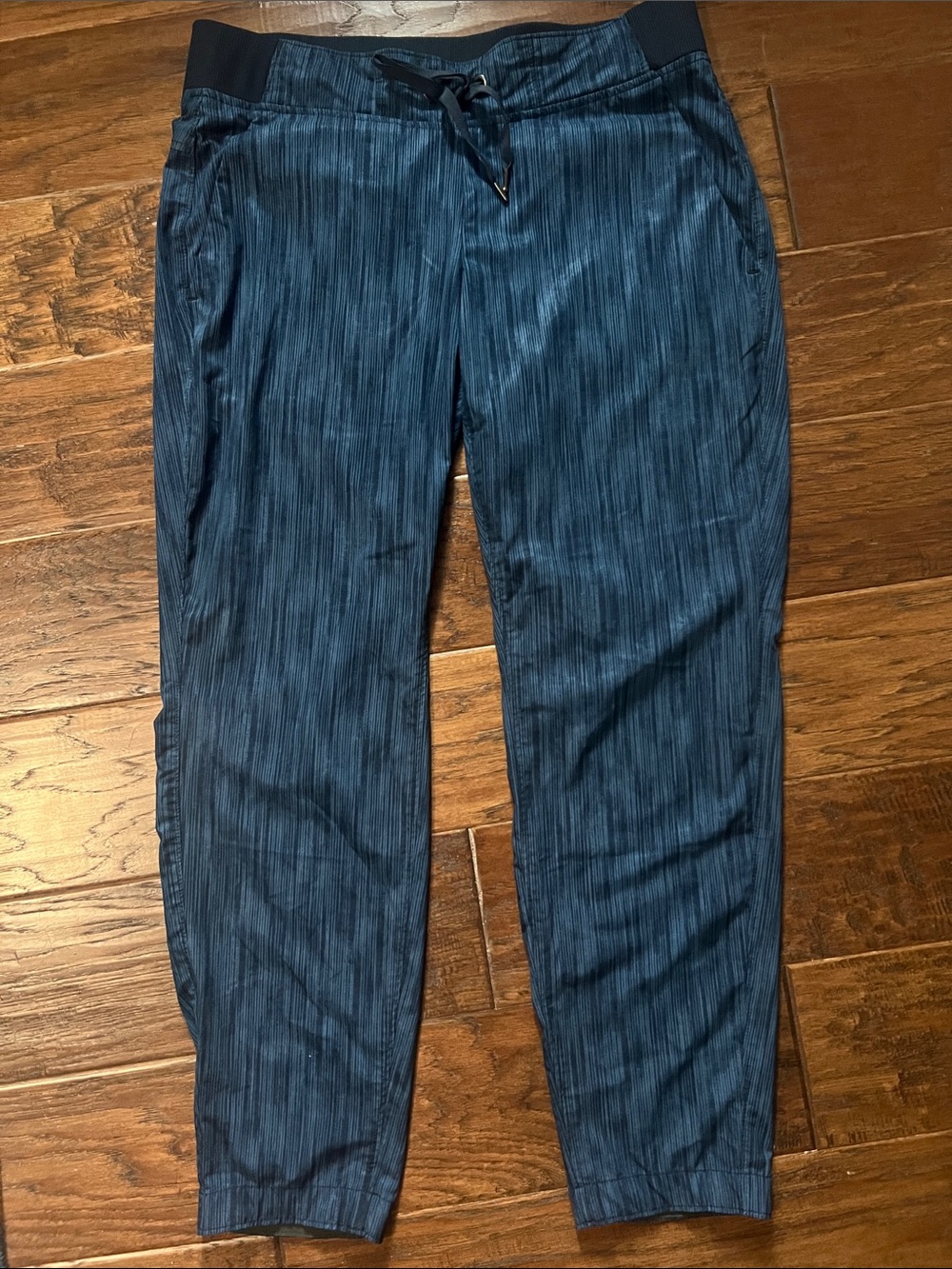 Athleta Women’s Navy Patterned 4P cropped swooshy/stretchy cropped pants